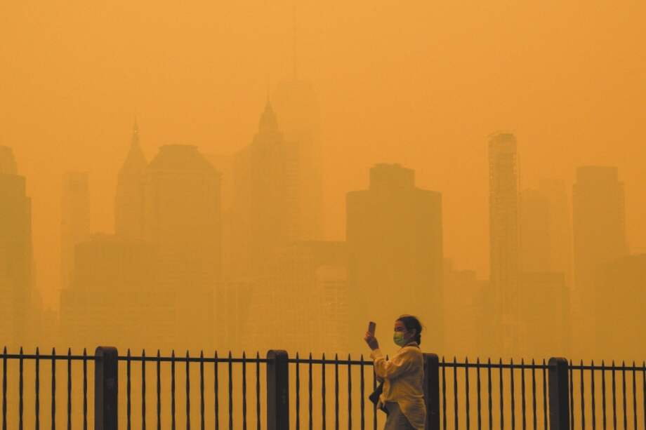 La niebla naranja es una alerta sobre lo que pasa si no se controlan las emisiones, advierte el primer ministro de Canadá, que tiene 150 incendios forestales activos.