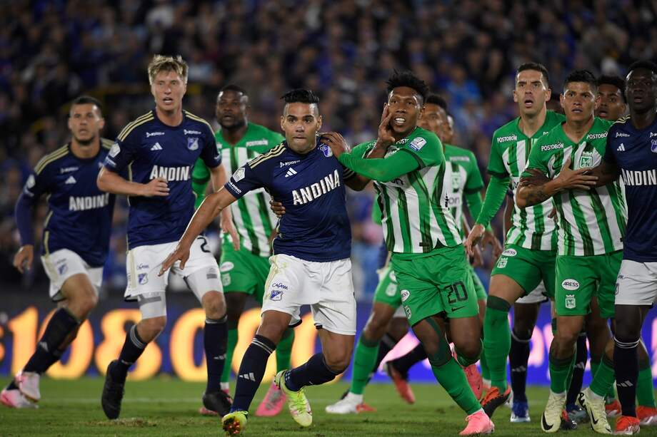 Radamel Falcao García y Joan Castro (cent.), en una disputa antes de un tiro de esquina en el partido de Millonarios y Nacional.