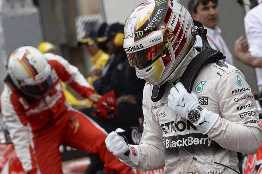 Lewis Hamilton celebra su quinta pole en la temporada. Foto: AFP