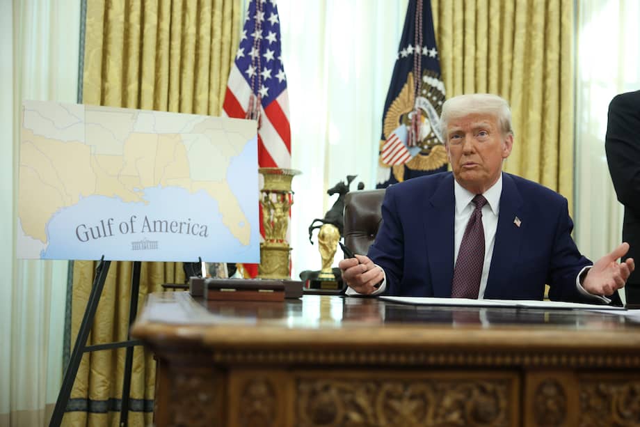 El presidente estadounidense Donald Trump cerca de un mapa que dice "Golfo de América" después de firmar una orden ejecutiva en la Casa Blanca, en Washington, DC, EE.UU., el 13 de febrero de 2025.