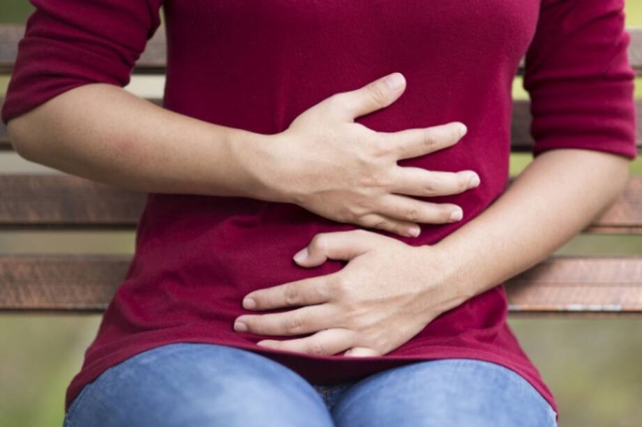 Mujer tocándose el estómago