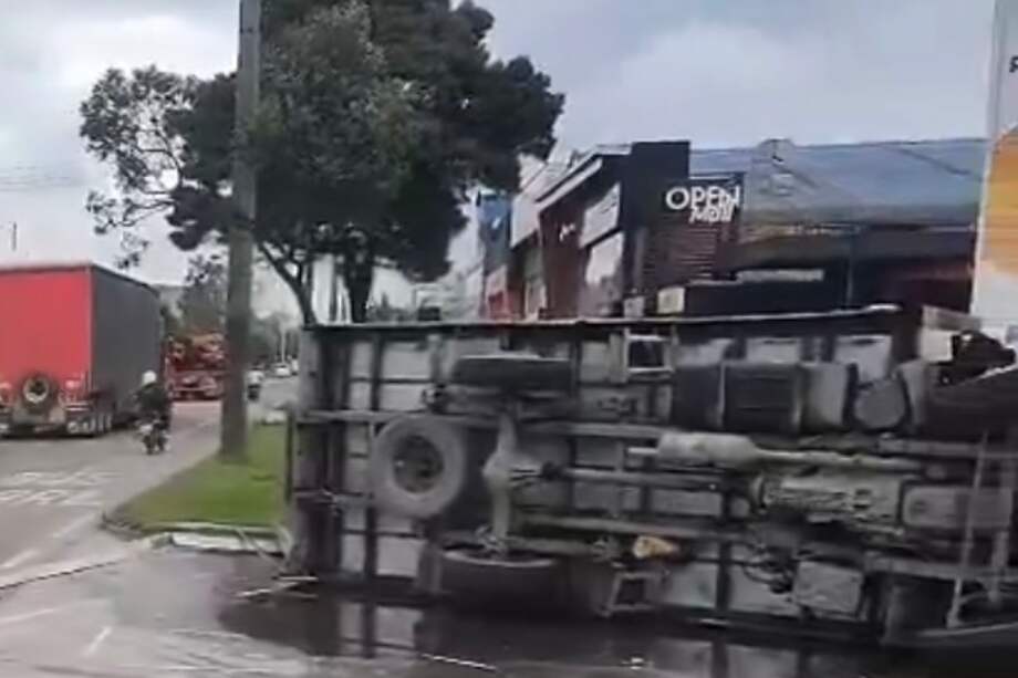 Se registra un siniestro entre un bus y un camión que sufrió volcamiento en la avenida Boyacá con calle 17A, en sentido sur–norte, en la localidad de Fontibón.