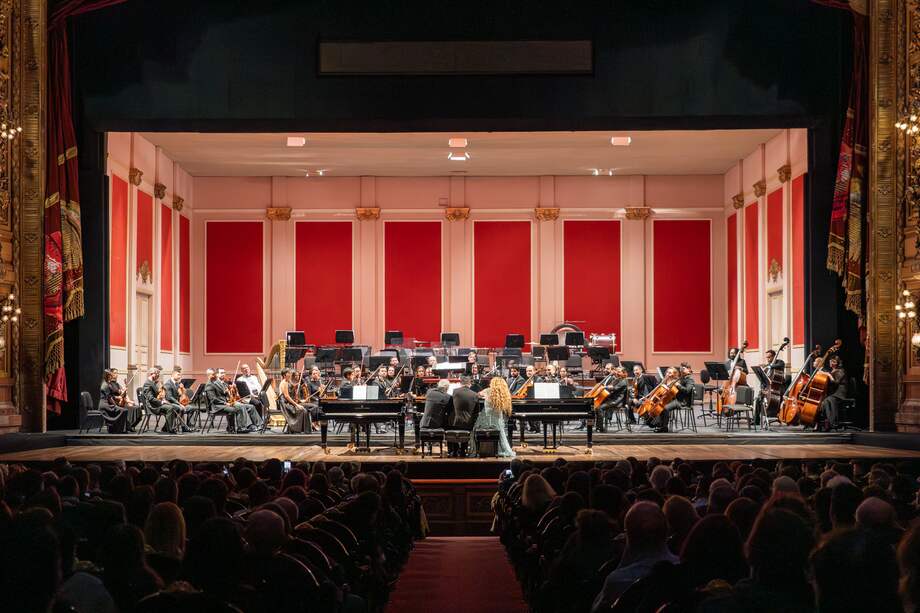 La sala principal del Teatro Colón de Buenos Aires, en forma de herradura, cumple con las normas más severas del teatro clásico italiano y francés.