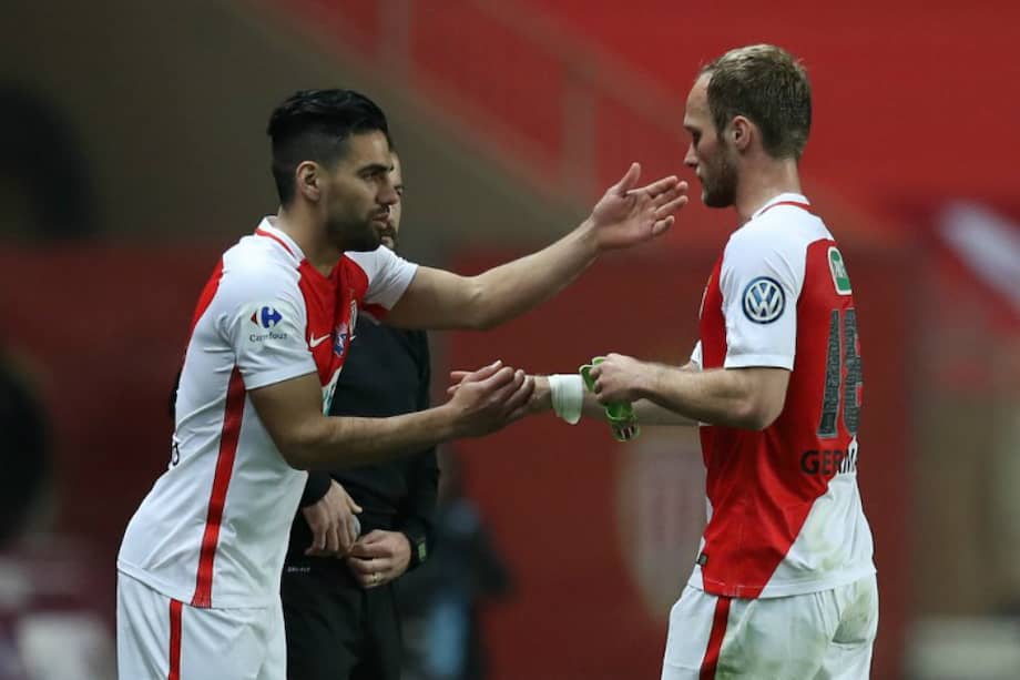 Momento en que el colombiano Radamel Falcao García ingresa al campo de juego en lugar del francés Valère Germain. / AFP