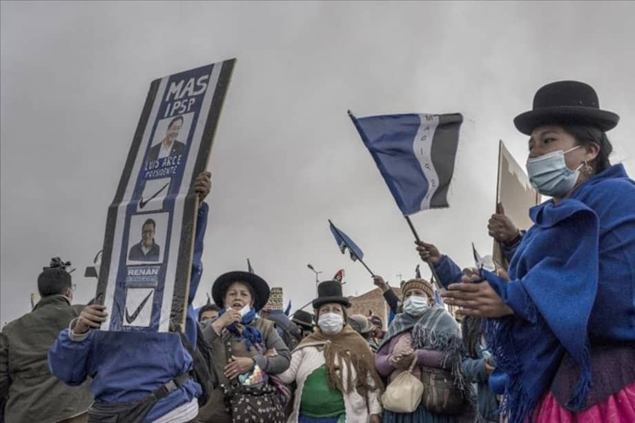 Un grupo de ciudadanos participa en un mitin de campaña del partido Movimiento por el Socialismo (MAS) en las afueras de El Alto, Bolivia, el 9 de septiembre de 2020. Después de varios aplazamientos, las elecciones generales se llevarán a cabo el 18 de octubre en Bolivia
