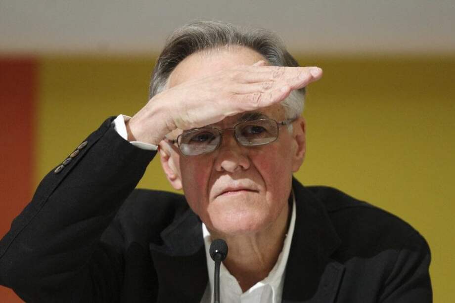 "Si en toda Colombia solo 2.709 personas son portadoras del coronavirus y no más, permítame que me ría", le dice Fernando Vallejo a la directora del Instituto Nacional de Salud.
/ EFE