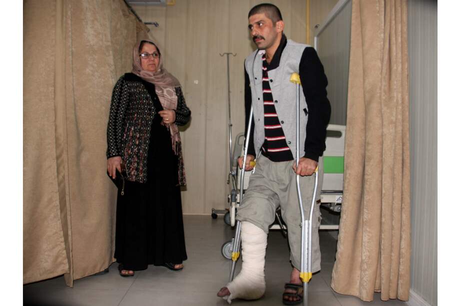 Una persona de la provincia de Suleimaniya es atendida tras el terremoto que sacudió a Irán e Irak, y que se alcanzó a sentir en Turquía. / AFP