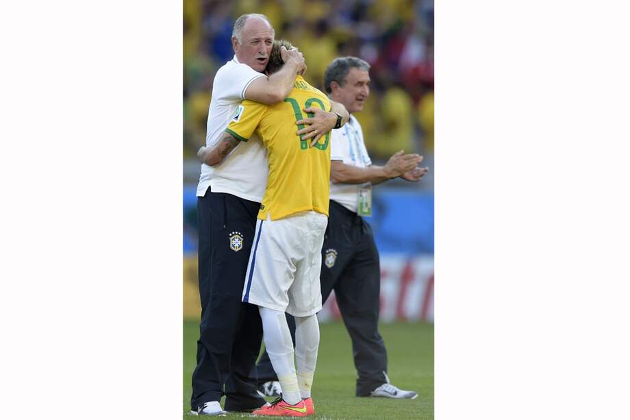 Felipao, técnico Brasil, consuela a su máxima estrella, Neymar. / AFP