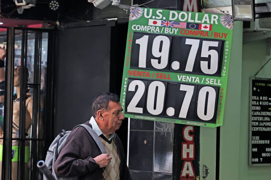 Un hombre pasa frente a una casa de cambio en México.