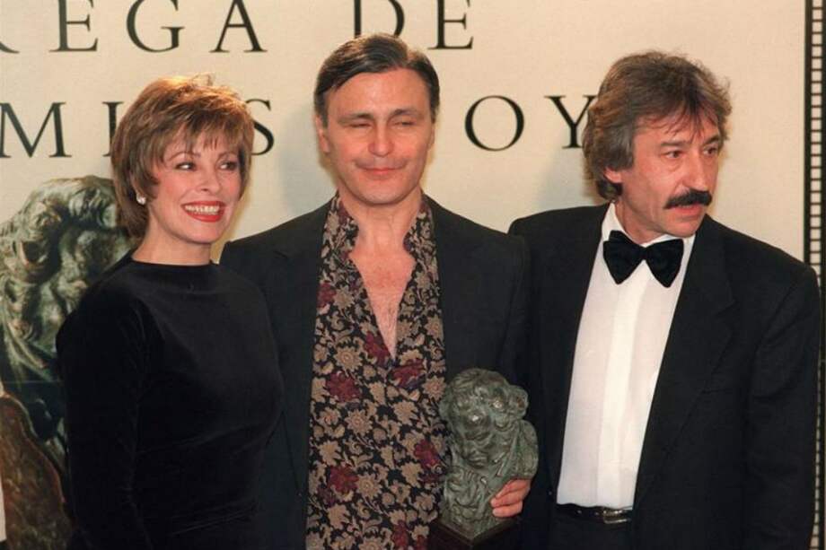 Leonardo Favio (c) recibiendo el premio a la mejor película extranjera de habla hispana en la VIII edición de los premios Goya de Cine.