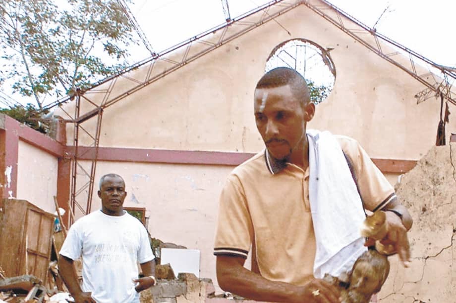 Luego de la explosión en mayo de 2002, Antón Ramos, de 28 años, sacerdote de la iglesia de Bojayá, recogió los restos del Cristo del altar. Hoy, los restos de la escultura son un símbolo de la guerra en Colombia.