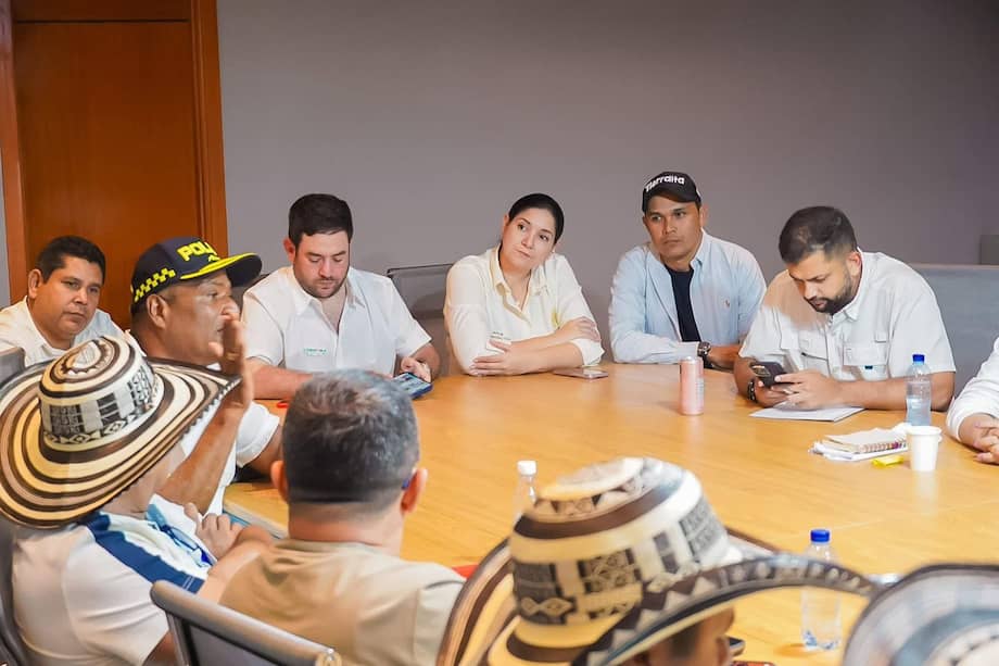 Los siete alcaldes de la foto en el suelo, luego se reunieron con el director de la UNGRD.
