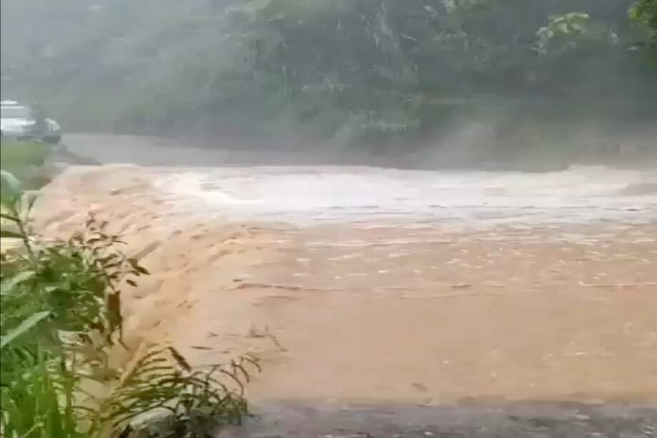 No hay paso en la vía que de Zapatoca conduce a Bucaramanga.
