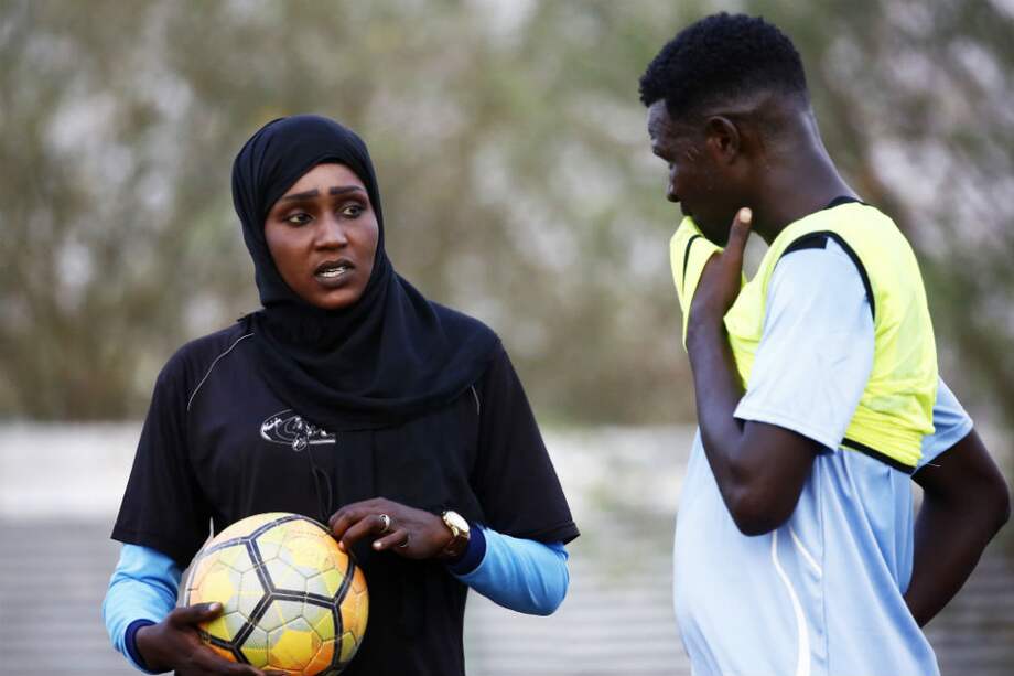 Salama al Majidi, vestida con ropa deportiva y un velo negro, mientras dirige el entrenamiento del Al Ahly Al Gadaref en la región de Gadaref. / AFP
