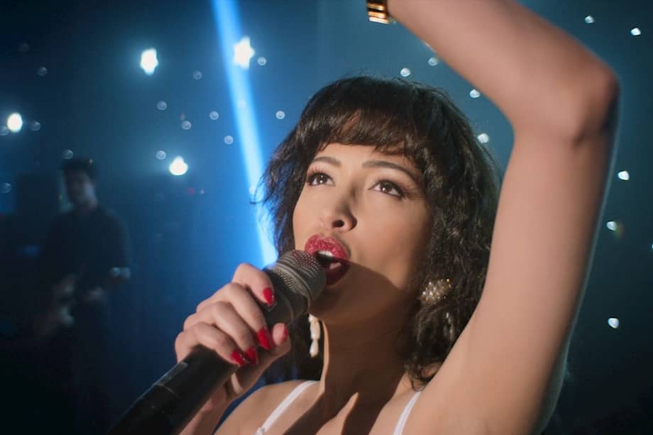 Fotograma cedido donde aparece Christian Serratos en la piel de la icónica cantante Selena Quintanilla durante una escena de la serie “Selena: The Series”.