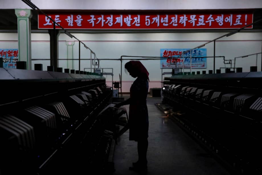 La Oficina del Alto Comisionado de las Naciones Unidas para los Derechos Humanos detalla cómo los norcoreanos, bajo el yugo de un régimen dictatorial, son "controlados y explotados por un vasto sistema de trabajo forzado en múltiples niveles".