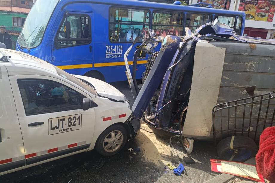 De acuerdo con los reportes oficiales de movilidad, el hecho involucró tres camionetas, un bus zonal del SITP y un peatón adulto mayor, quien falleció en el lugar tras el impacto. En un primer momento se reportó el volcamiento de una camioneta, seguido del choque con los demás vehículos.