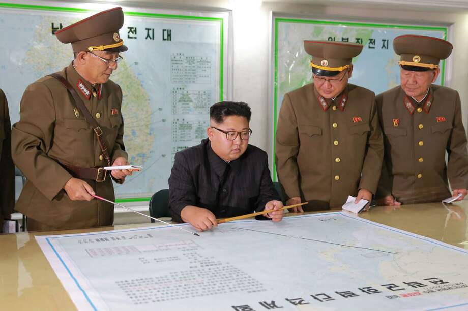 El líder norcoreano, Kim Jong-un, reunido con el alto mando militar de su país. / AFP