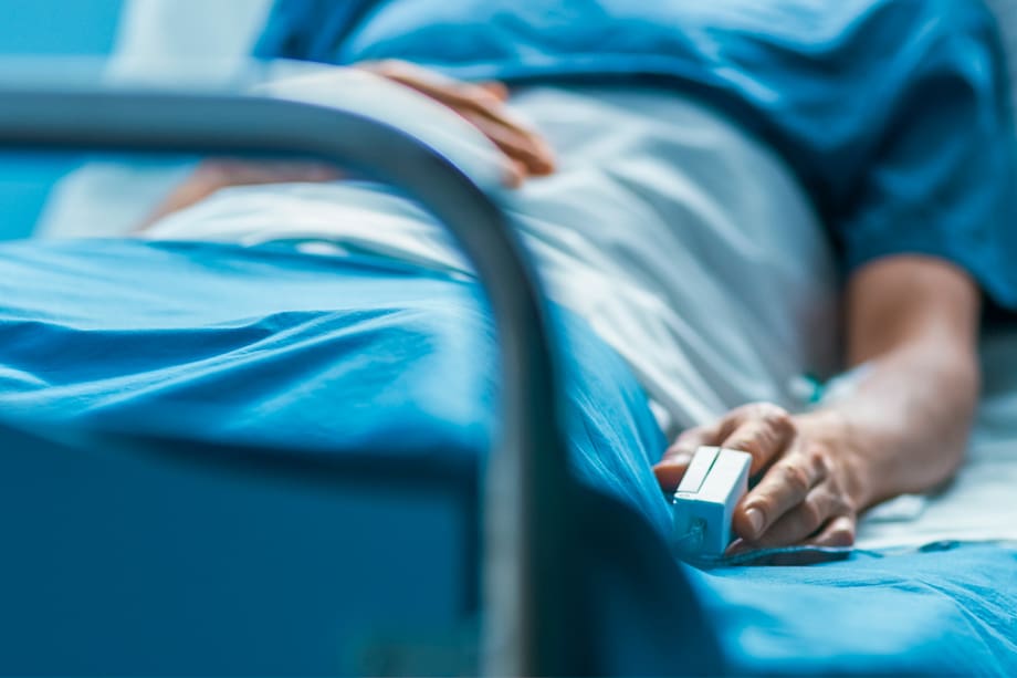 Muerte cerebral quiere decir la ausencia permanente de las funciones cerebrales y del tallo cerebral incluyendo la capacidad para regular las funciones respiratorias.