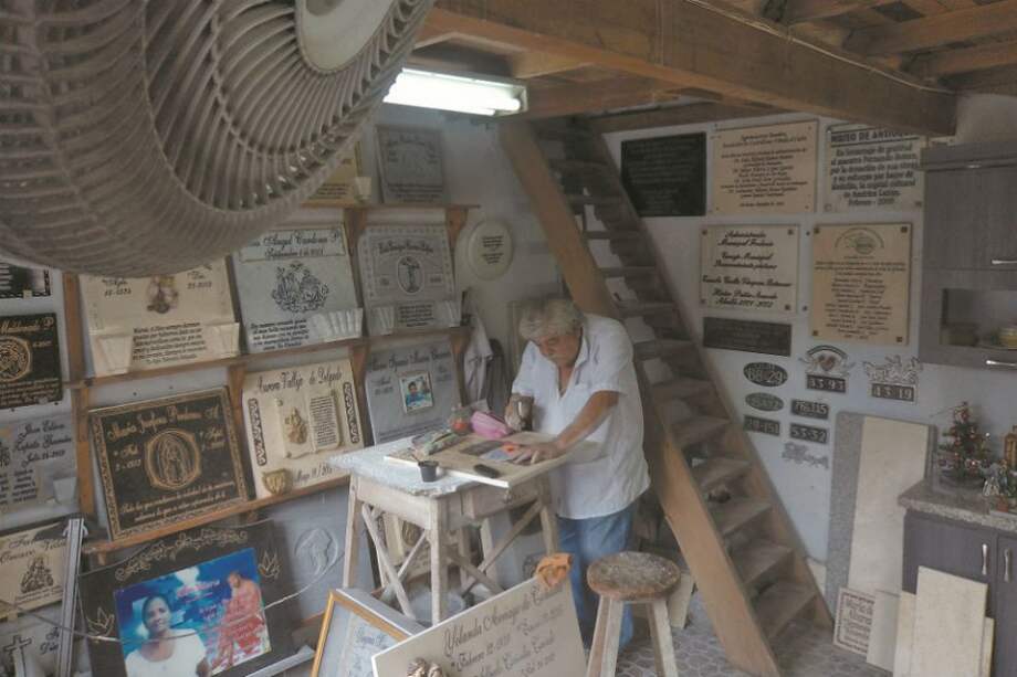 En los años que lleva dedicado al oficio, nunca ha tenido un local propio y siempre trabaja por encargos de colegas o particulares que llegan por recomendación de antiguos clientes.