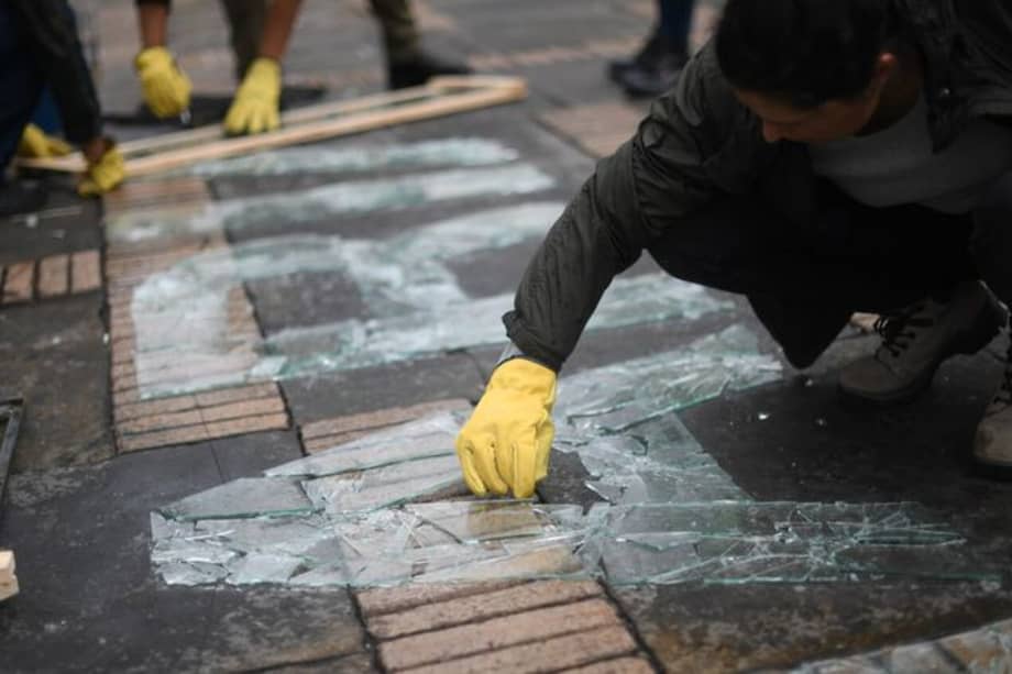 La Red de Mujeres Víctimas y Profesionales participó en la obra "Quebrantos" de Doris Salcedo, expuesta en la plaza de Bolívar en junio de 2019.