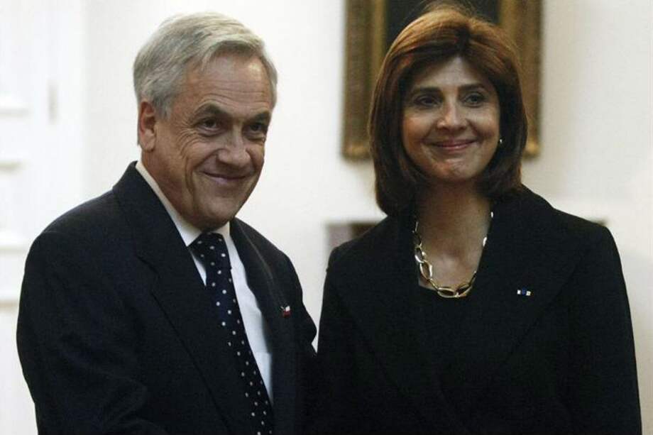 Sebastián Piñera recibe a María Ángela Holguín en el Palacio de La Moneda en Santiago.