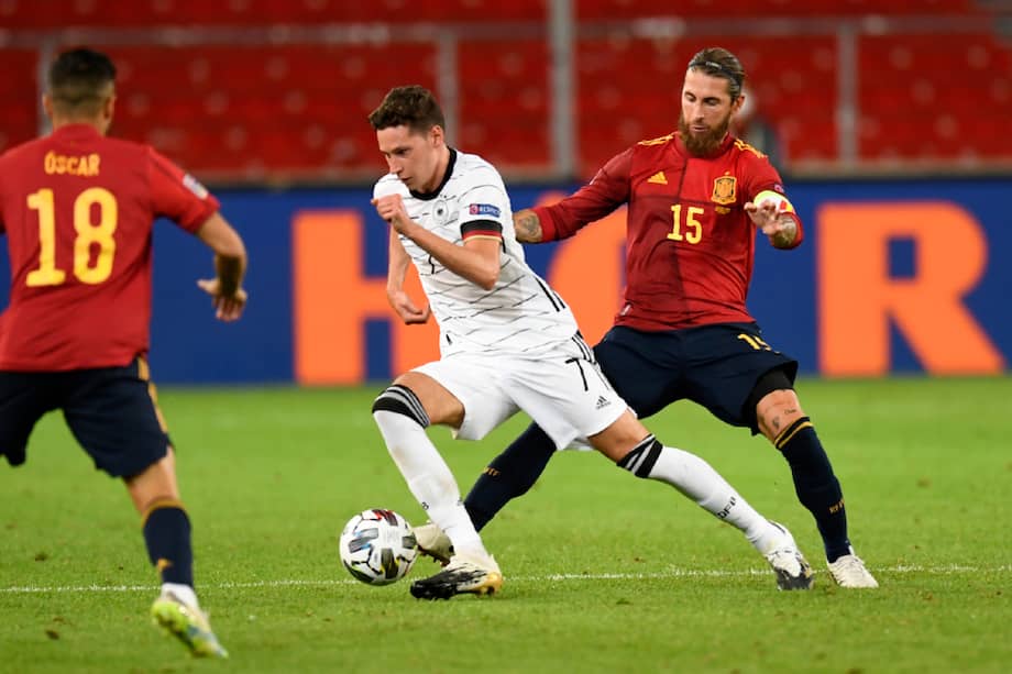 Julian Draxler (Alemania) y Sergio Ramos (España) en el primer partido de ambas selecciones en la UEFA Nations League.