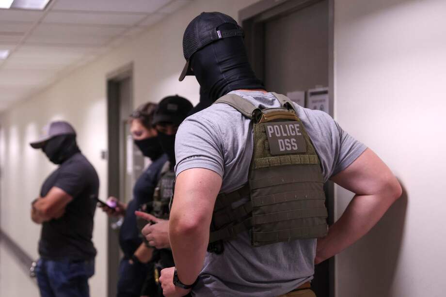 Agentes federales supervisan audiencias de inmigración en el Edificio Federal Jacob K. Javits en Nueva York, Nueva York, EE. UU., el 13 de agosto de 2025.