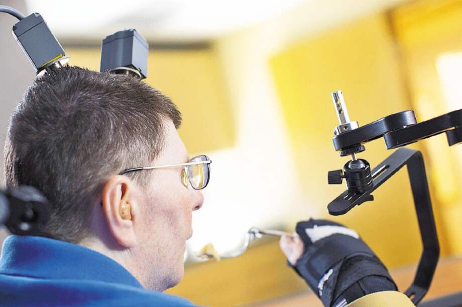 Tetrapléjico come con neuroprótesis