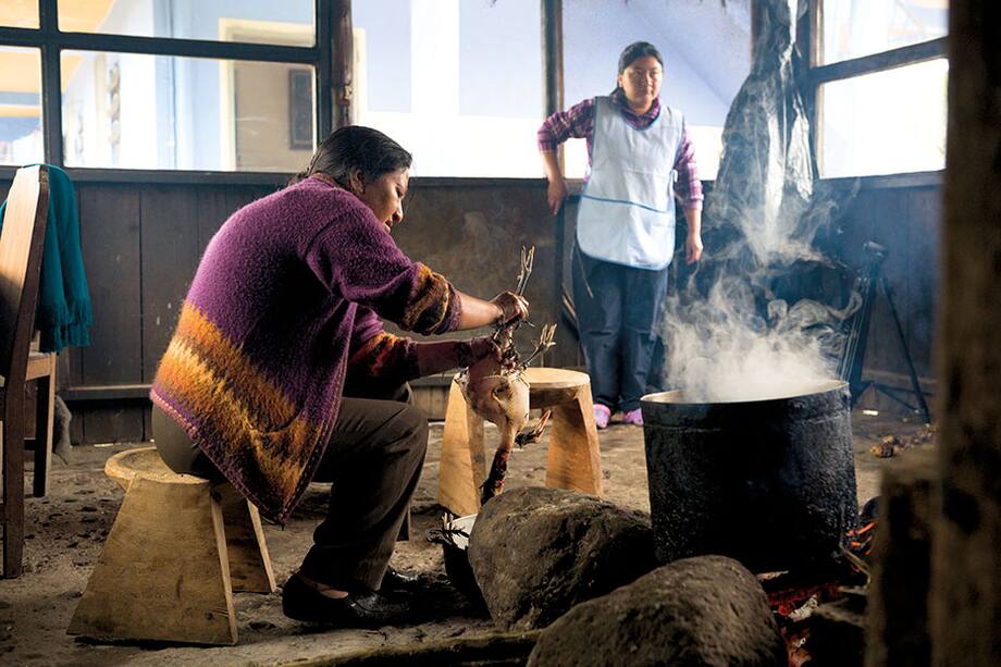 deleitate con una tradicional sopa de maíz con gallina de campo