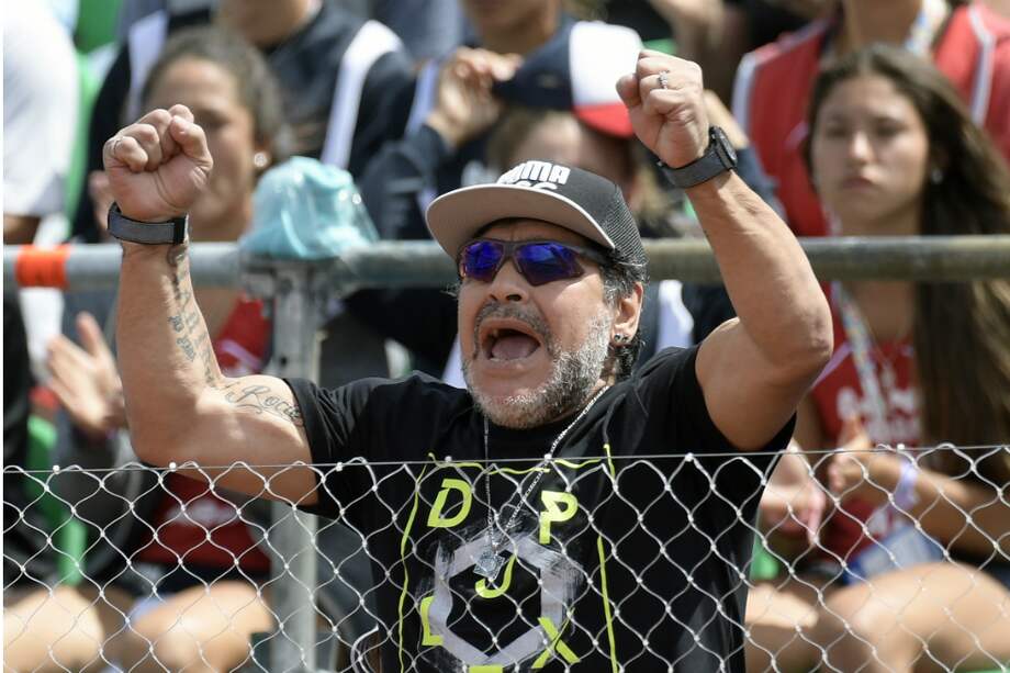 Maradona como espectador en uno de los partidos de Argentina en la Copa Davis. / AFP