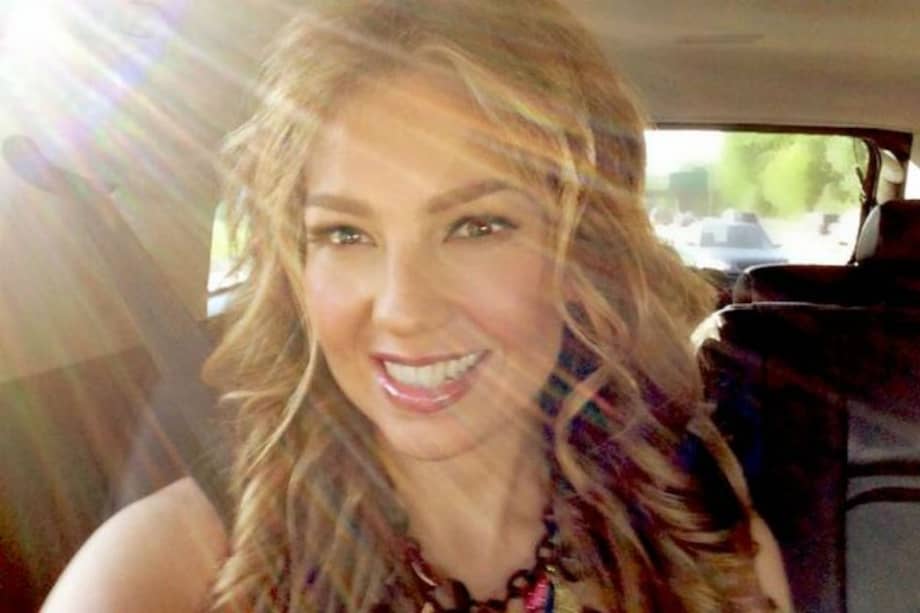 Thalía podría ser sancionada por posar desnuda con la bandera mexicana