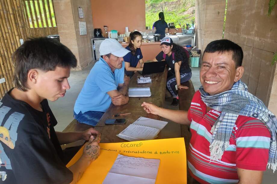 Santiago y Johan, en capacitación sobre conservación de ecosistemas con sistemas agroforestales de cacao.