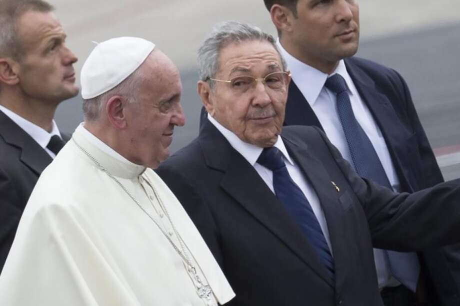 El papa Francisco y Raúl Castro. / EFE