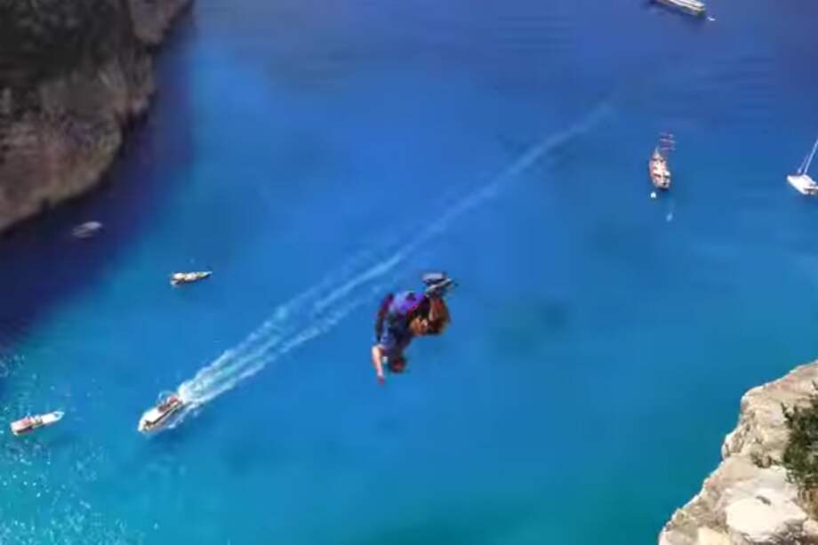 Un 'infartante' salto base hacia la playa