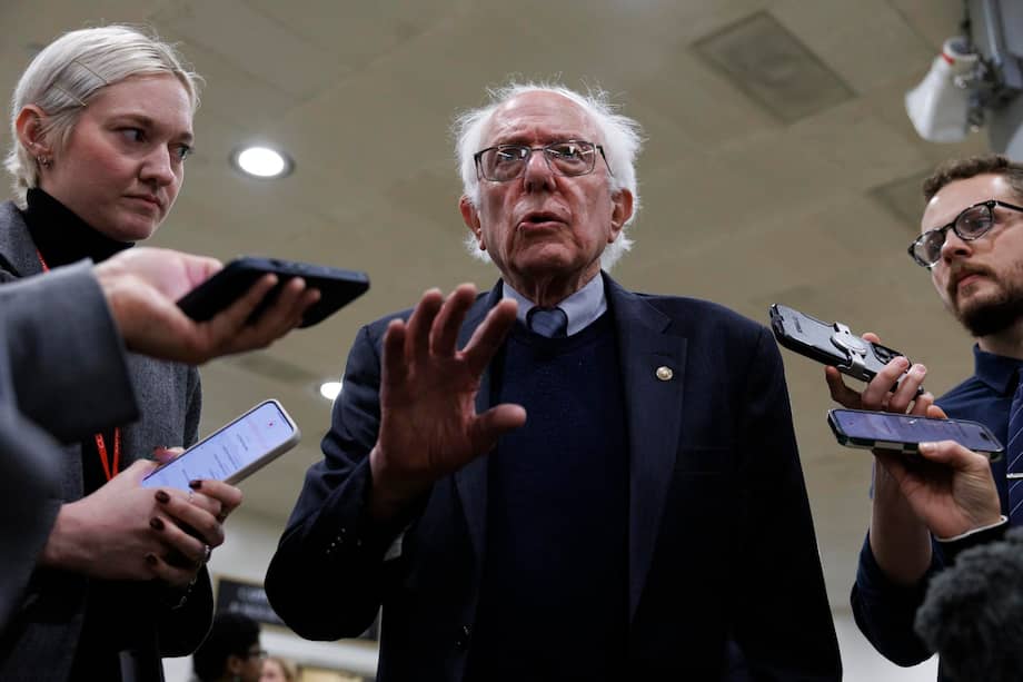 El senador estadounidense Bernie Sanders habla con periodistas en el Capitolio de Estados Unidos, Washington, DC, EE. UU., el 29 de enero de 2026. El Senado de Estados Unidos trabajó para resolver una disputa sobre la financiación para la aplicación de las leyes de inmigración y evitar un inminente cierre parcial del gobierno.