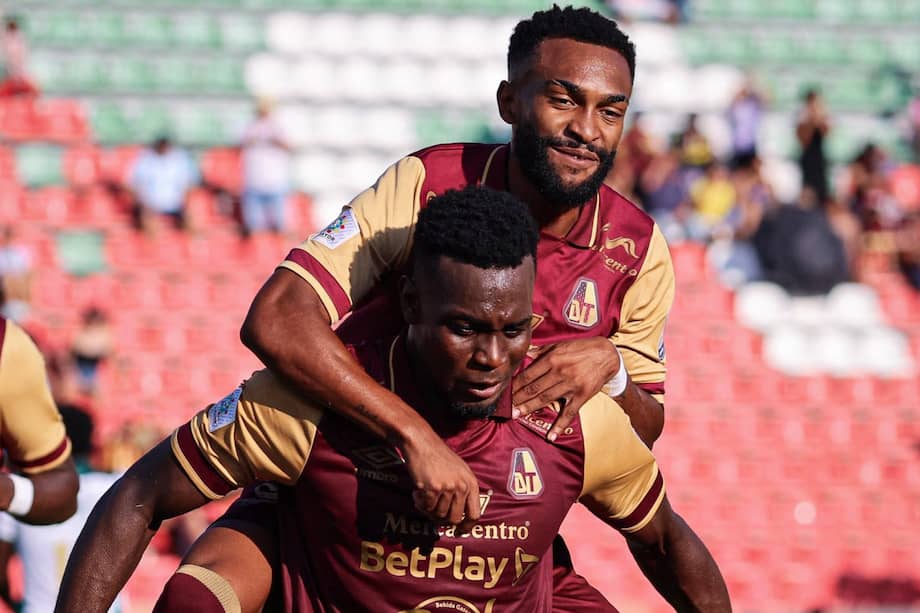 Los jugadores de Deportes Tolima celebran su triunfo contra Cali.