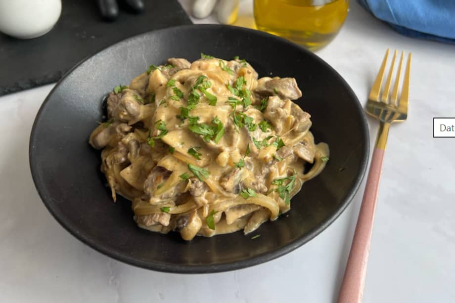 Sirve este lomo en salsa cremosa de champiñones con ensalada verde.
