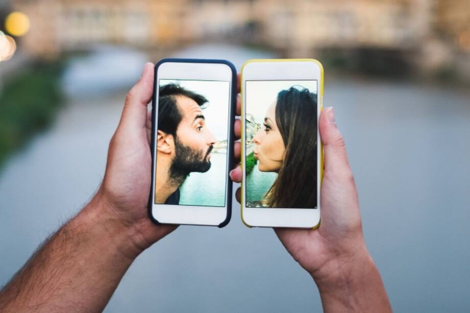 Pareja a través del celular