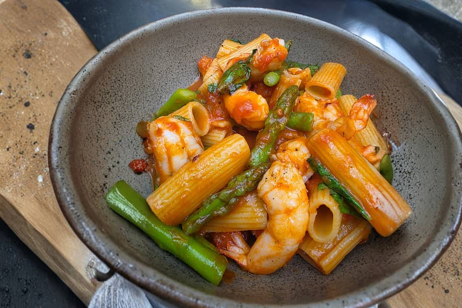 Rigatoni de langostinos y espárragos