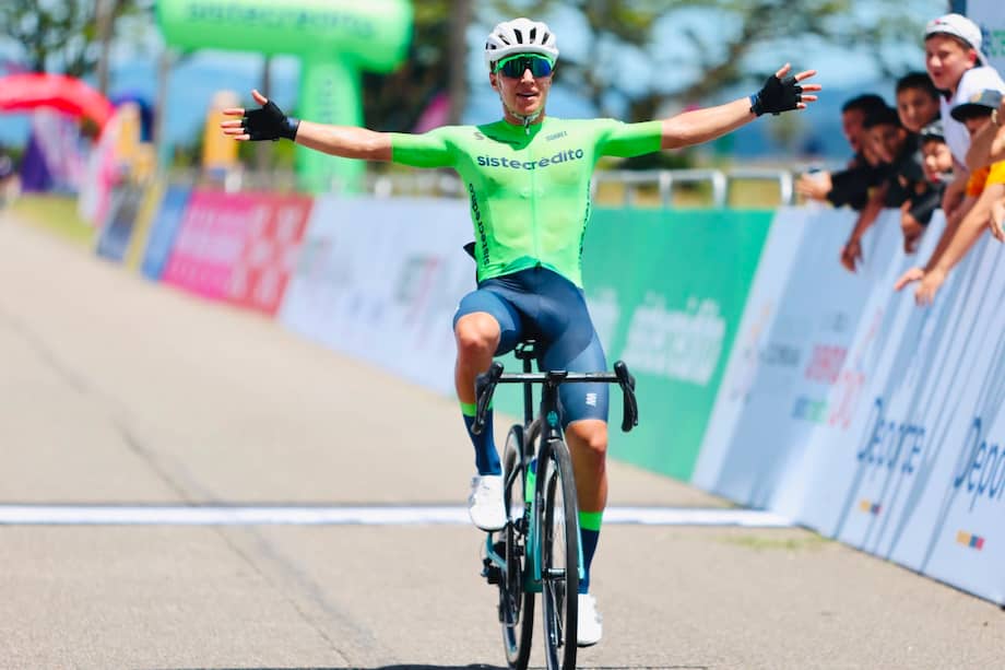 Jaider Muñoz pasa la línea de meta y celebra la tercera victoria de su equipo Sistecrédito en la Vuelta de la Juventud 2026 y la primera personal en esta edición.