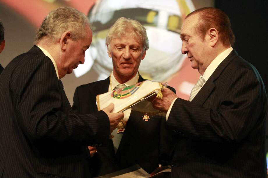 Julio Grondona (izq.) y Nicolás Léoz condecoran a José Pékerman (centro). / EFE