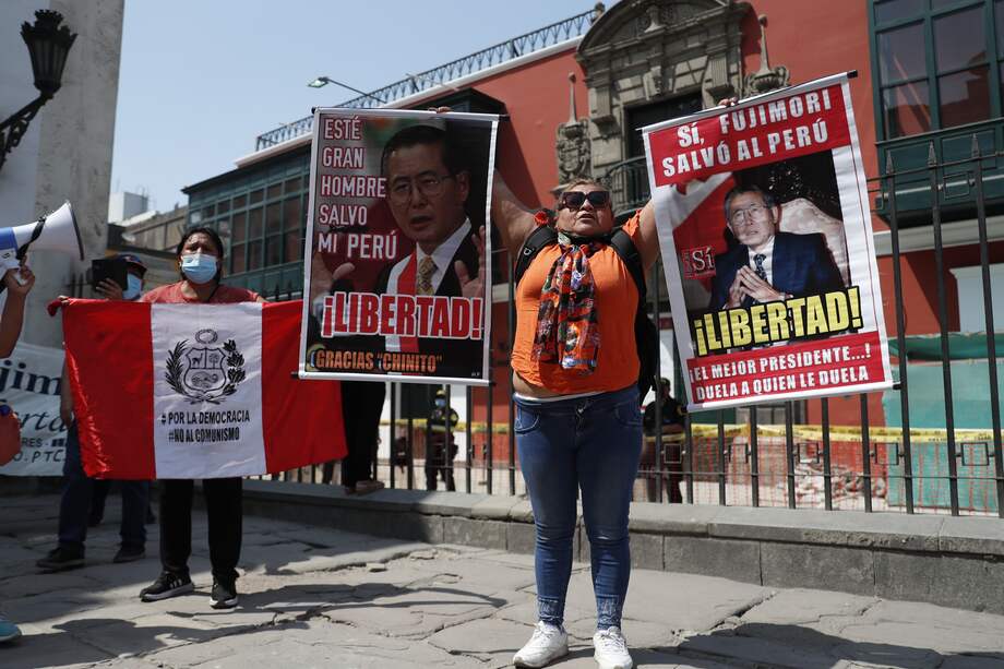 Simpatizantes del expresidente Alberto Fujimori protestan a favor de su libertad frente al Tribunal Constitucional de Perú.
