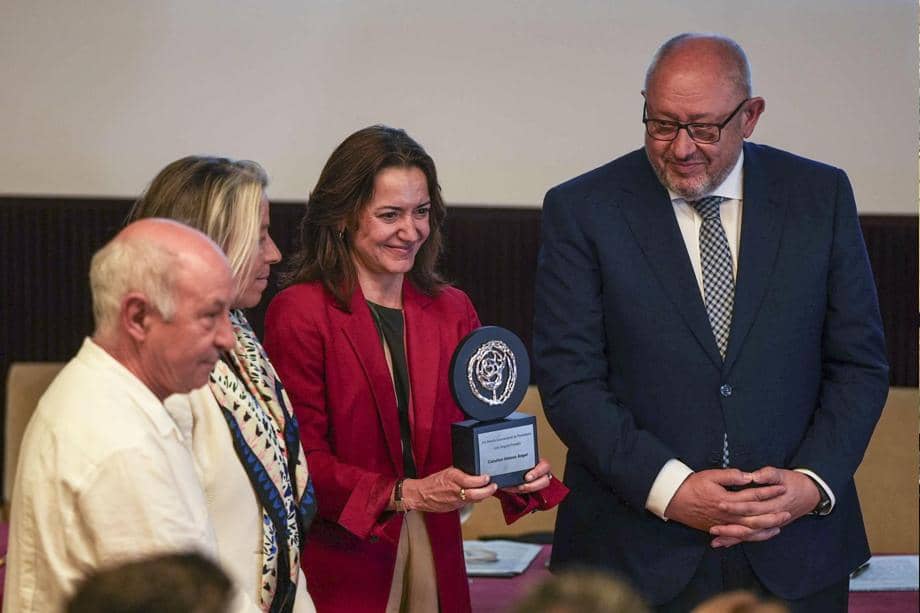 (Izq) Entrega del XIX Premio Internacional de Periodismo Julio Anguita Parrado a la periodista y corresponsal de guerra colombiana Catalina Gómez Ángel , galardón que ha recogido María Forqué (C), amiga de la premiada, este martes.