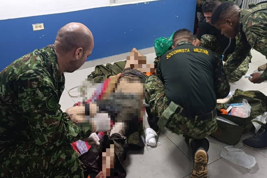 Soldados de la Segunda División lograron estabilizarlos y controlar las hemorragias provocadas por las heridas de la explosión. Los civiles fueron trasladados por aire hasta Cúcuta.