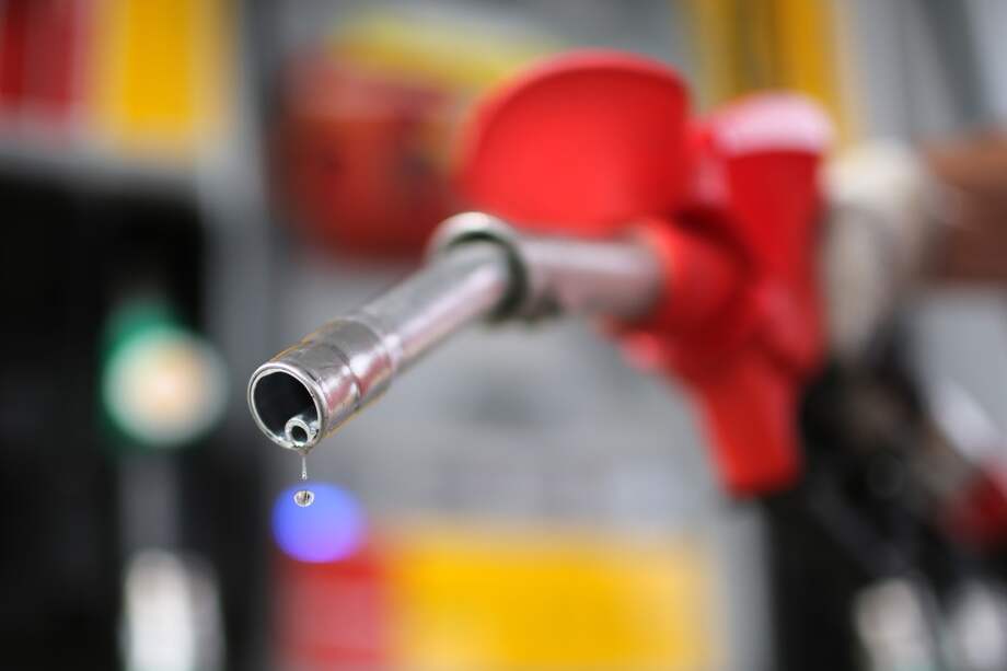 El alza del precio de la gasolina tiene ahora un alto componente político. / Bloomberg