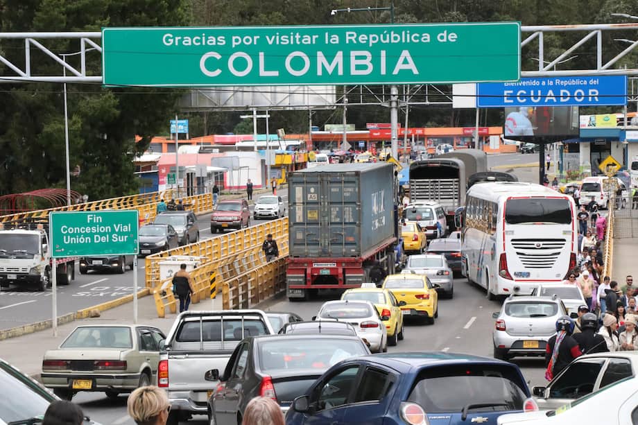 Vehículos transitando por el Puente Internacional de Rumichaca, el principal paso fronterizo entre Colombia y Ecuador.