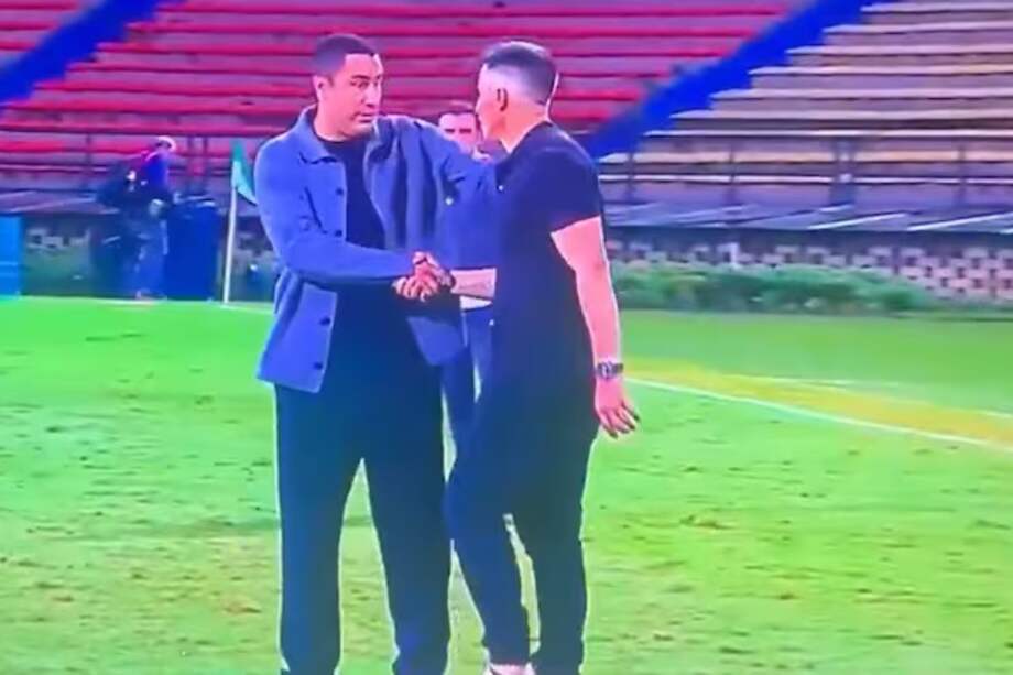 Efraín Juárez (izq.), director técnico de Atlético Nacional, y Pablo Peirano, DT de Santa Fe.