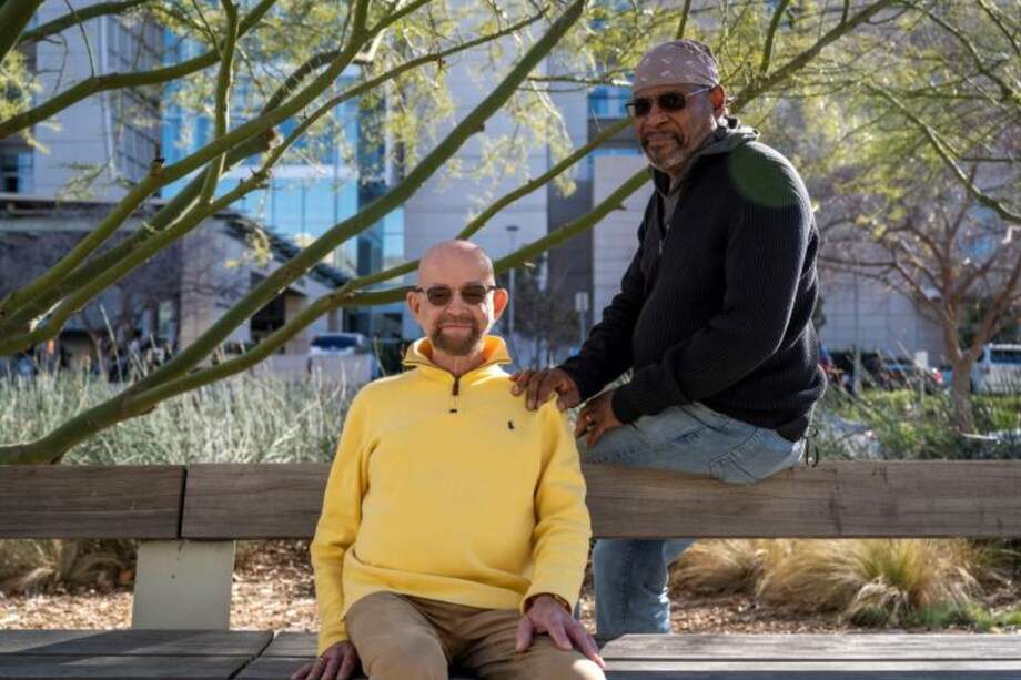 Paul Edmonds, también conocido como el “paciente de City of Hope, junto a su esposo Arnold House.