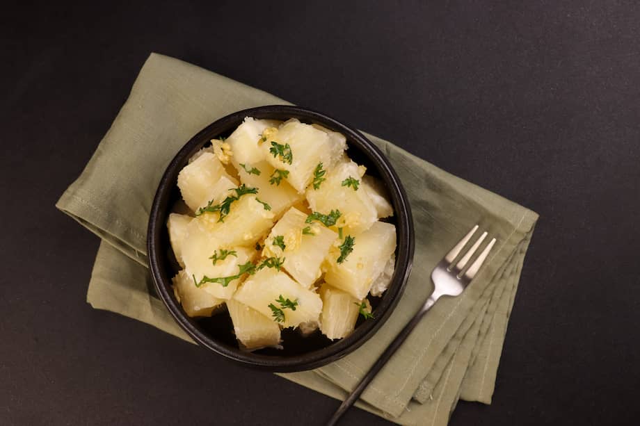Disfruta de estas yucas en mantequilla de ajo con un buen pedazo de carne frita o sudada.